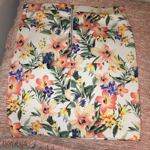 Forever 21 Bandage Skirt - Picture 4 of 8